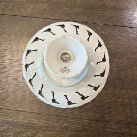 Gold and White Scalloped Edge Serveware - Picture 4 of 4